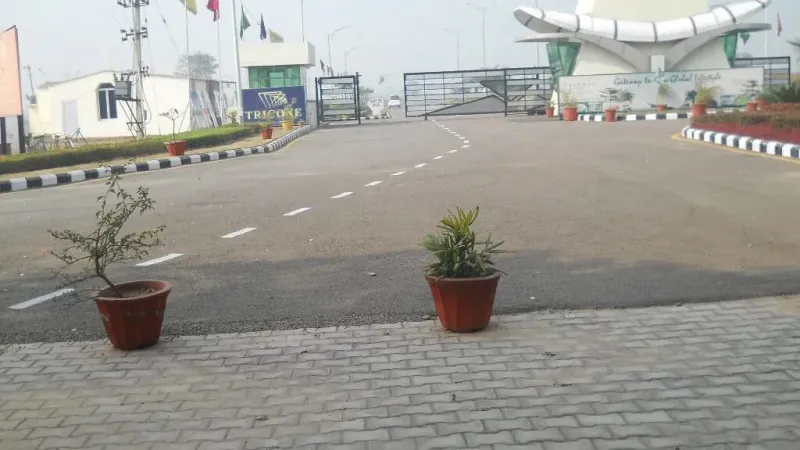 entrance-Road-0